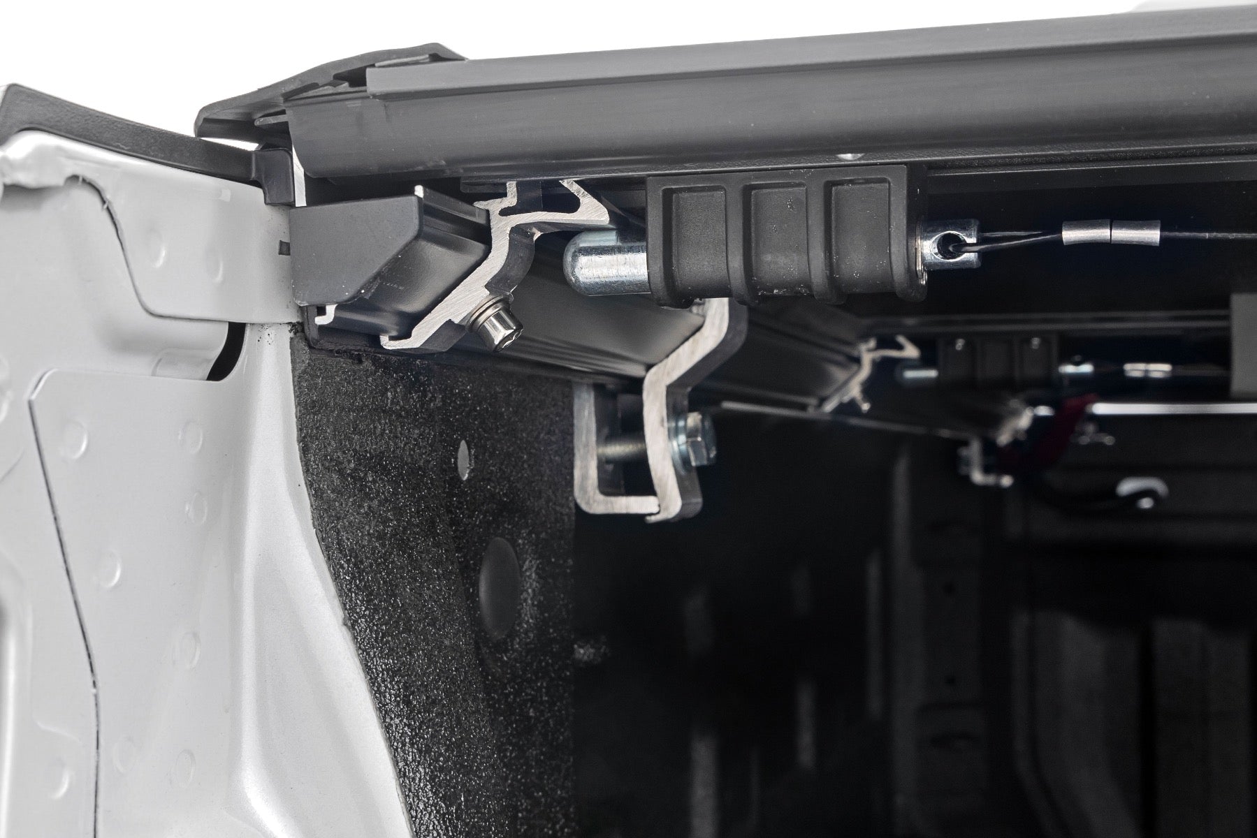 Hard Low Profile Bed Cover | 5'10" Bed | Chevy/GMC Sierra 1500 (19-25)/Silverado 1500 (19-25)  | 47120580B