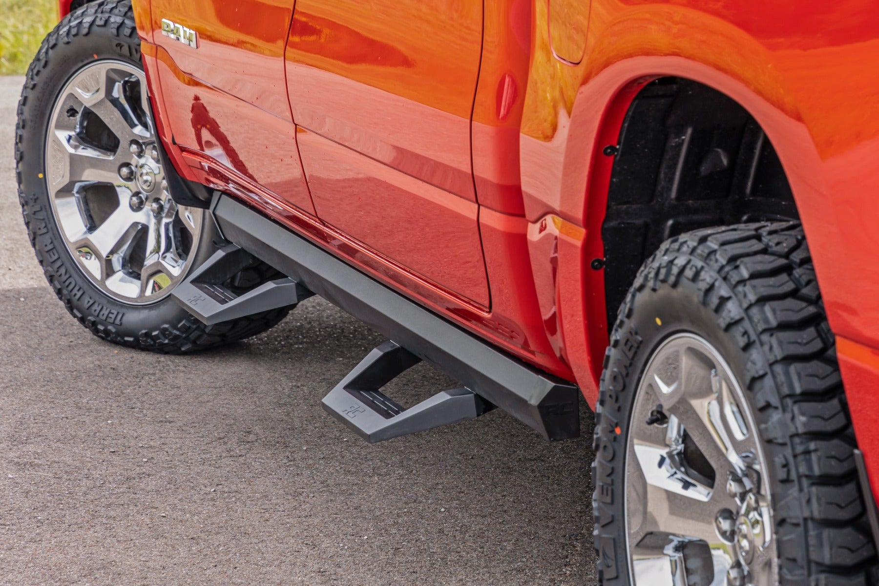 SRX2 Adj Aluminum Step | Crew Cab | Ram 1500 (19-25)/1500 TRX (21-24)  | 31008A