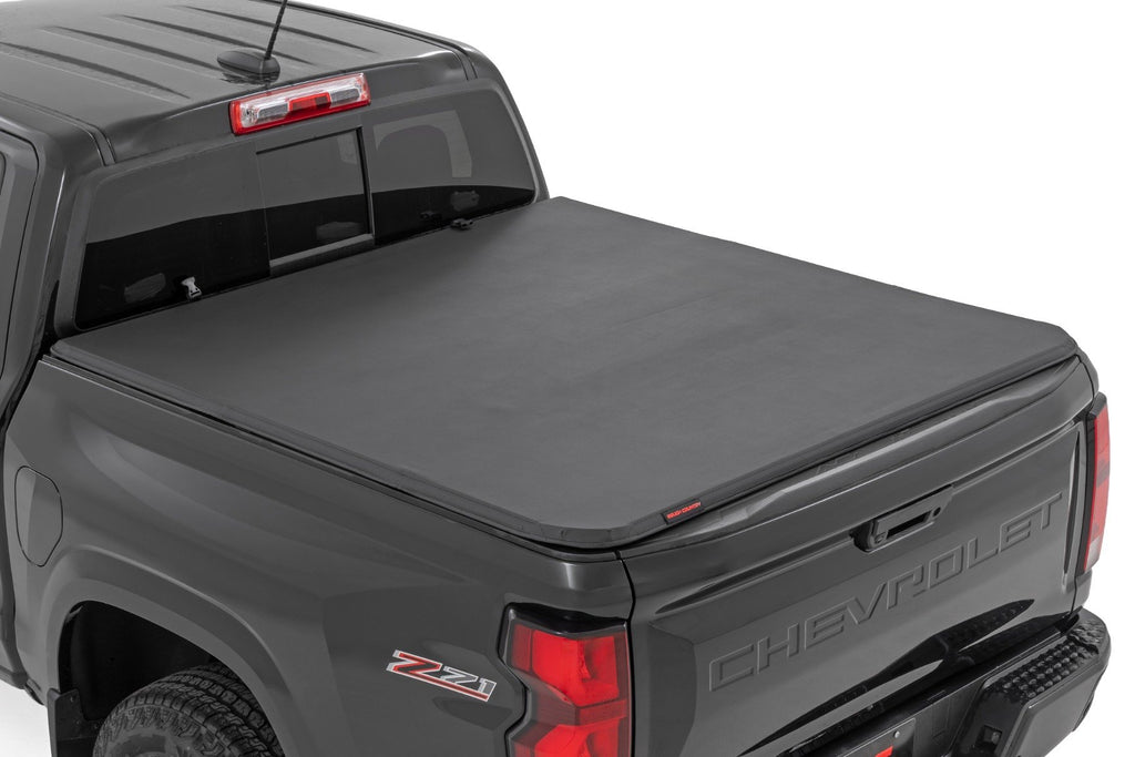 Rough Country | Soft Tri-Fold Bed Cover | 5' Bed | Chevy/GMC Canyon/Colorado 2WD/4WD (23-26) | 41215700A
