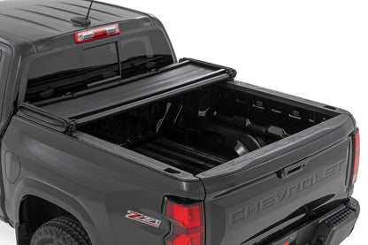 Rough Country | Soft Tri-Fold Bed Cover | 5' Bed | Chevy/GMC Canyon/Colorado 2WD/4WD (23-26) | 41215700A