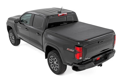 Rough Country | Soft Tri-Fold Bed Cover | 5' Bed | Chevy/GMC Canyon/Colorado 2WD/4WD (23-26) | 41215700A