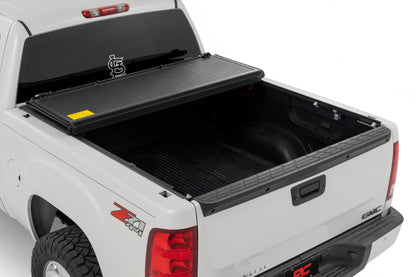 Rough Country | Hard Low Profile Bed Cover | 5'9" Bed | No Rail Caps | Chevy/GMC 1500 (07-13) | 47113550B